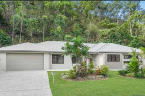 Trinity Beach Haven - Luxury 4 bedroom home, Steps to the Beach, Surrounded by Mountains
